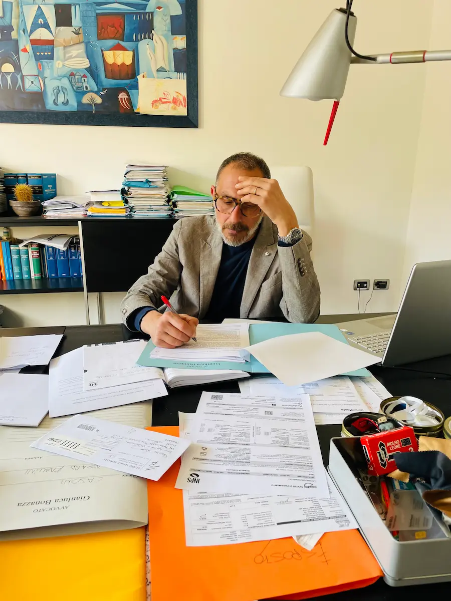Avvocato Gianluca Bonazza nel suo studio a Ferrara – Diritto Civile